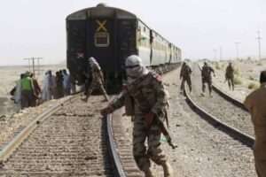 పాక్ లో రైలు హైజాక్ 104 మందిని కాపాడిన భద్రత సిబ్బంది