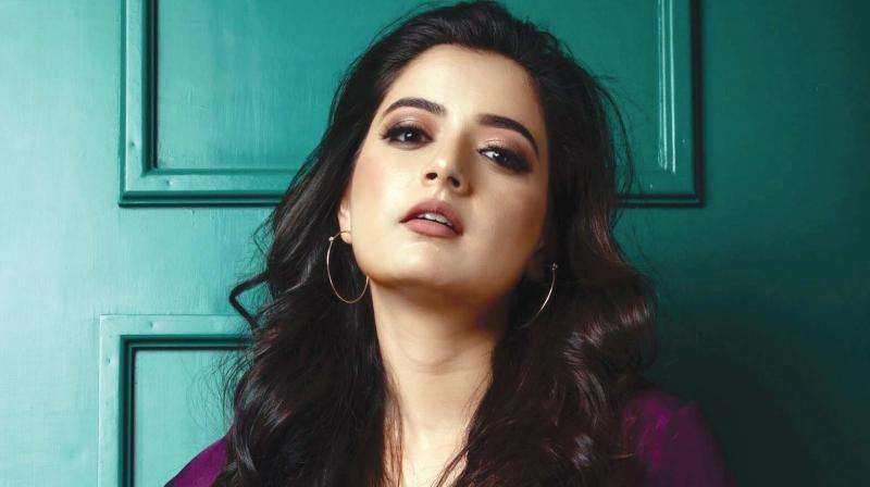 సినిమాల కోసం ఆషికా వెయిటింగ్