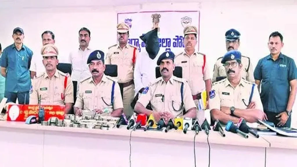 ఈజీ మనీ కోసం పోలీస్ అవతారం ఎత్తిన కేటుగాడు