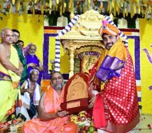 గురువైభవోత్సవం అవార్డు అందుకున్న మంత్రి లోకేశ్