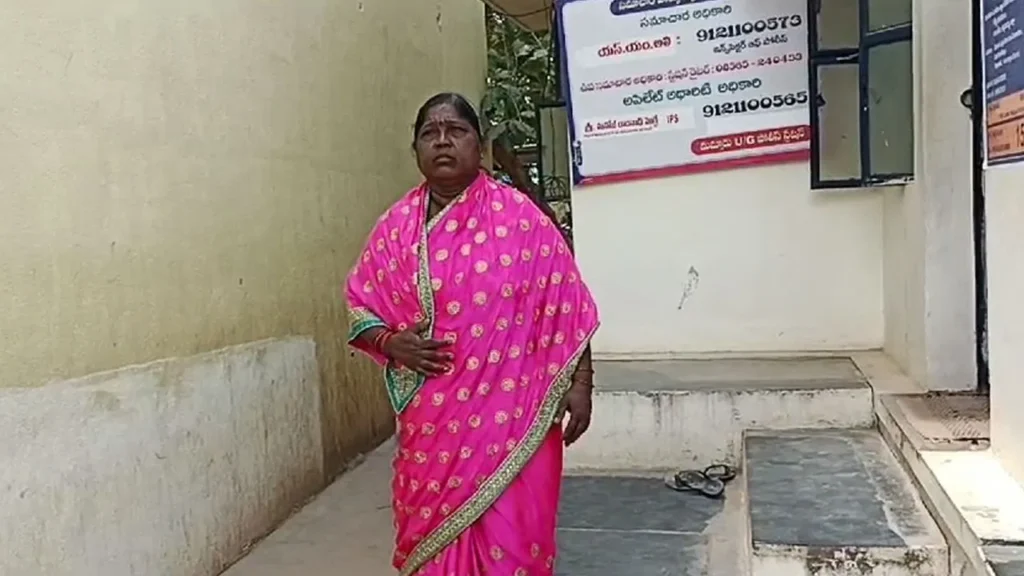 మహిళను ఏమార్చి నగల దోపిడీ