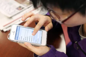 మహిళతో న్యూడ్ కాల్స్ చేయించి..డబ్బులు వసూలు