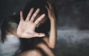 ఎంఎంటీసీ ట్రైన్ అత్యాచార ఘటనలో తీవ్రంగా గాయపడిన యువతీ