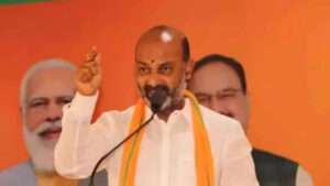 ప్రభుత్వ నిర్లక్ష్యానికి రైతులు ఎందుకు మూల్యం చెల్లించాలి? : బండి సంజయ్