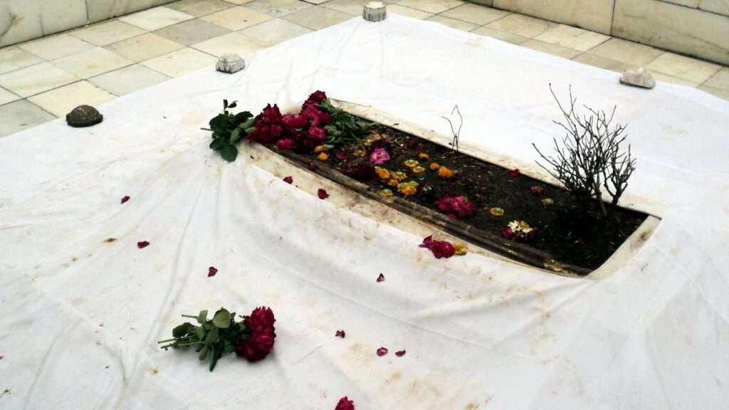 ఔరంగజేబ్ సమాధిని జేసీబీతో తొలగింపు మహారాష్ట్ర