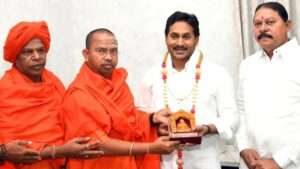 కార్యక్రమానికి జగన్ ను ఆహ్వానించిన పీఠాధిపతులు