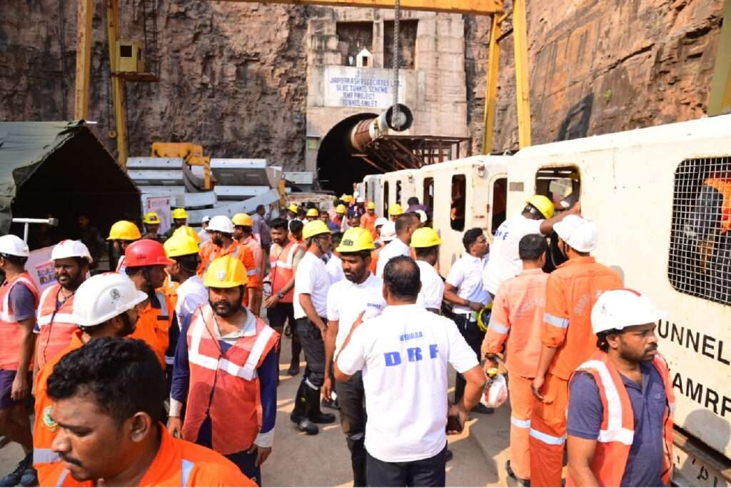 తాజాగా కన్వేయర్ బెల్టును పునరుద్ధరించిన సిబ్బంది