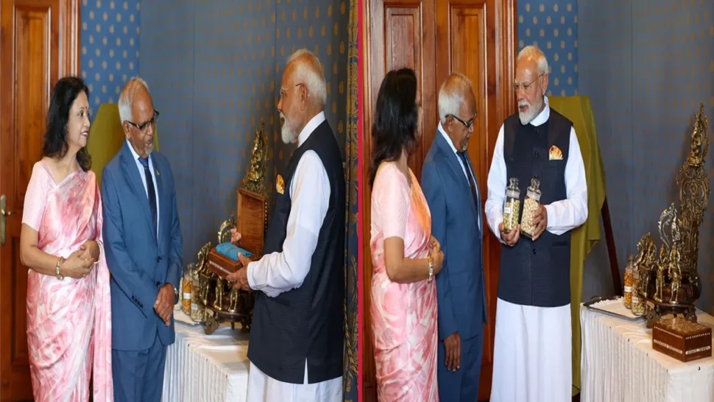 ప్రధాని మోదీ ఆ దేశాధ్యక్షుడికి ప్రత్యేక బహుమతులు