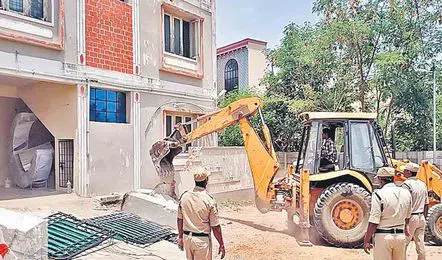 Miyapur : ప్రభుత్వ భూములపై భారీ ఆక్రమణలు