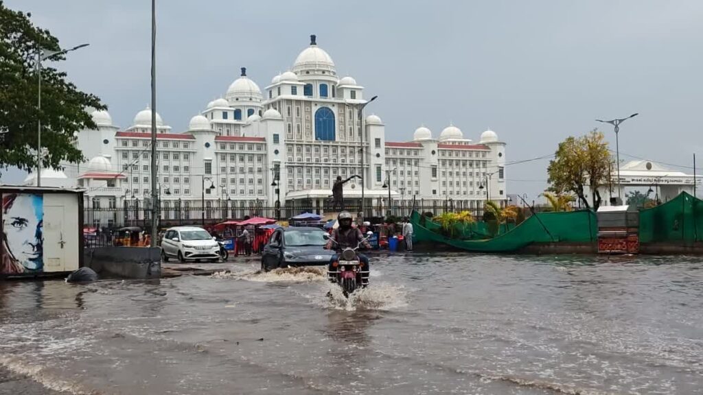Hyderabad : భారీ వర్షం రహదారులు చెరువుల్లా మారాయి
