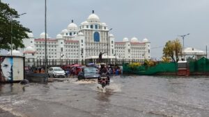 భారీ వర్షం రహదారులు చెరువుల్లా మారాయి