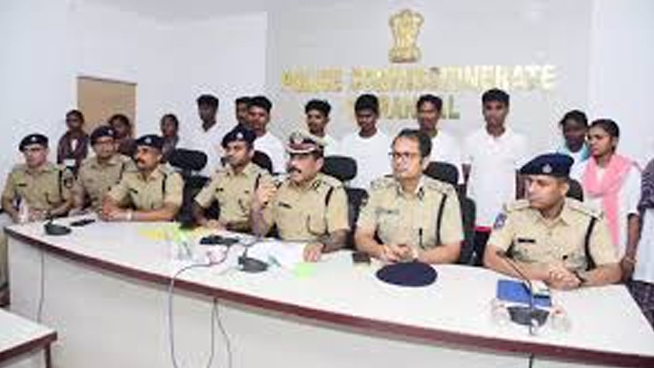 14 Maoists surrender in Warangal