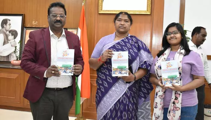 Minister Seethakka : పంచాయతీ పాలన పుస్తకాన్ని ఆవిష్కరించిన మంత్రి సీతక్క