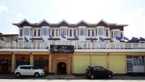 శ్రీనగర్‌ హోటల్‌లో 80 మంది తెలంగాణ పర్యటకులు