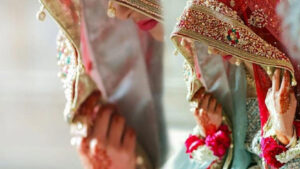 పెళ్లి పీటలపై వరుడికి షాక్.. వధువు స్థానంలో ఆమె తల్లి