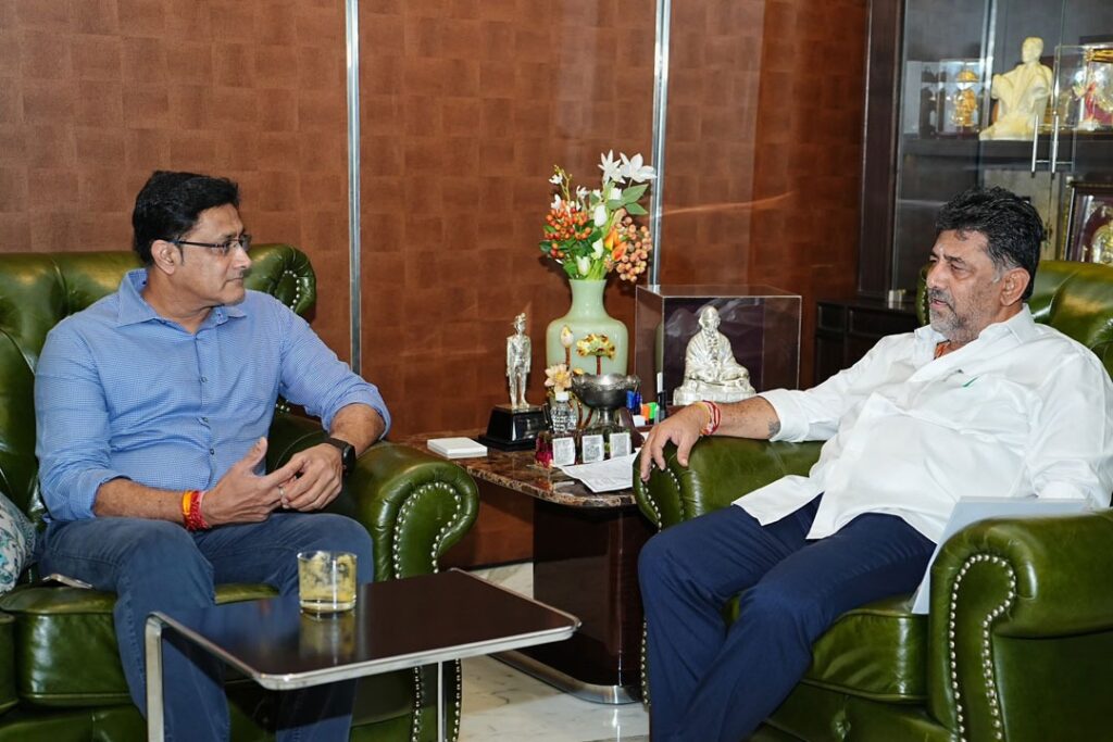 Anil Kumble : అనిల్ కుంబ్లేను కలిసిన డీకే శివకుమార్ – రాజకీయాల్లోకి ఎంట్రీనా?