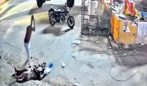 నడి రోడ్డు మీద గర్భిణీ భార్య పై భర్త దాడి