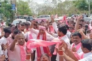 భారీగా తరలి వెళుతున్న పార్టీ శ్రేణులు : బీఆర్ఎస్ పార్టీ