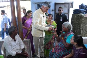 కాఫీ సర్వ్ చేసిన చంద్రబాబు