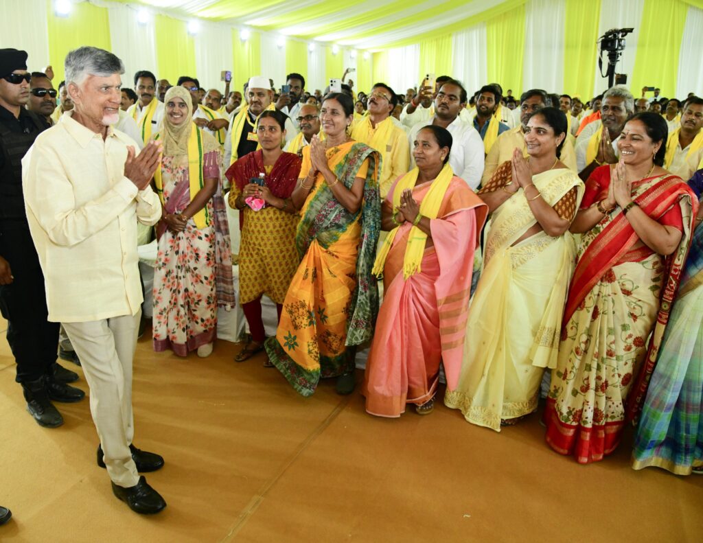 Chandrababu Naidu : పొన్నెకల్లు గ్రామంలో టీడీపీ కార్యకర్తలతో చంద్రబాబు సమావేశం