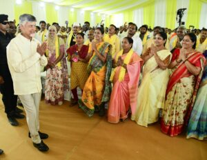 పొన్నెకల్లు గ్రామంలో టీడీపీ కార్యకర్తలతో చంద్రబాబు సమావేశం