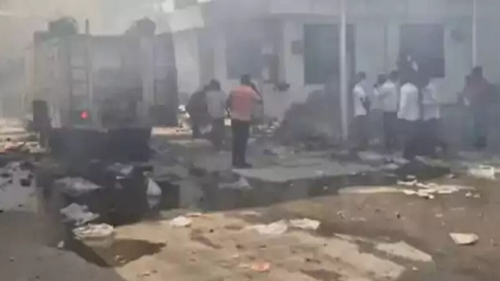 Gujarat : బాణసంచా పరిశ్రమలో పేలుడు.. 13 మంది మృతి