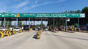 టోల్ ప్లాజా వద్ద ఓ మ‌హిళ వీరంగం..వీడియో వైరల్