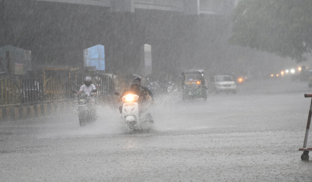 Heavy Rains In HYD : హైదరాబాద్‌లో భారీ వర్షం..రోడ్లన్నీ జలమయం