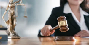 ఢిల్లీ కోర్టులోనే మహిళా జడ్జిని బెదిరించిన నిందితుడు