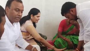 సన్న బియ్యం లబ్దిదారుడి ఇంట్లో భోజనం చేసిన ఎమ్మెల్యే రాజగోపాల్