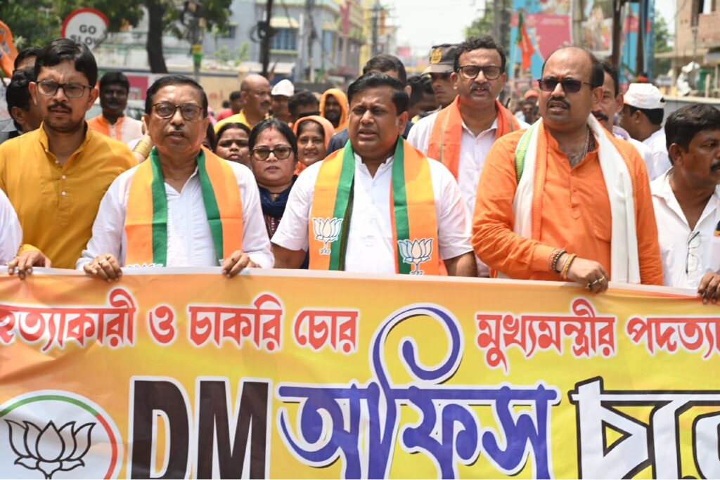 Mamata Banerjee : మమతా బెనర్జీ నివాసానికి సమీపంలో ఉద్రిక్తత..