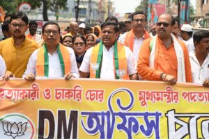 మమతా బెనర్జీ నివాసానికి సమీపంలో ఉద్రిక్తత..