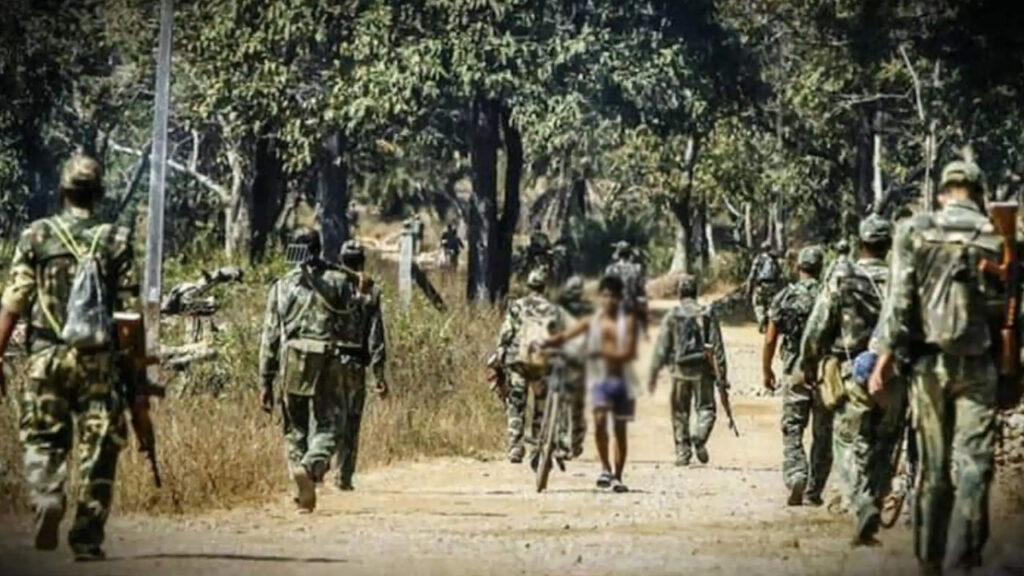 Maoists: లొంగిపోయిన 33 మంది మావోయిస్టులు