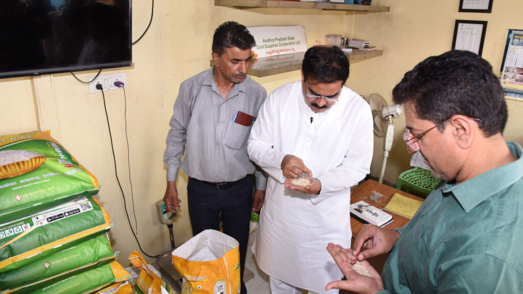 Nadendla Manohar : పౌరసరఫరాల శాఖ దుకాణంలో మంత్రి నాదెండ్ల ఆకస్మిక తనిఖీ
