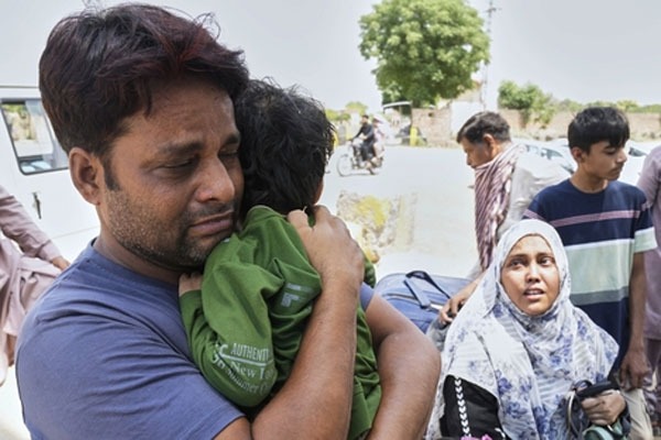 Pakistani Family : పిల్ల‌లకి ఆప‌రేష‌న్ చేయాలి… ఉండ‌నివ్వండి : ఓ పాకిస్థానీ వేడుకోలు