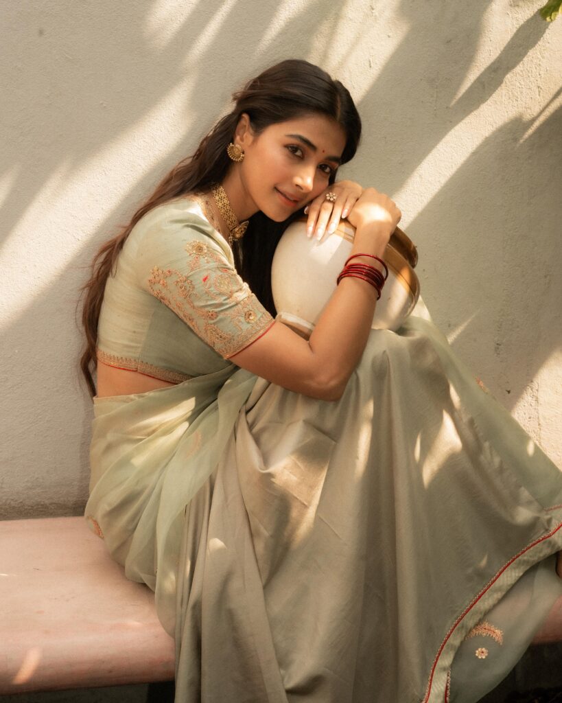 Pooja Hegde లైట్ కలర్ శారీలో పూజా హెగ్డే సోయగాలు…