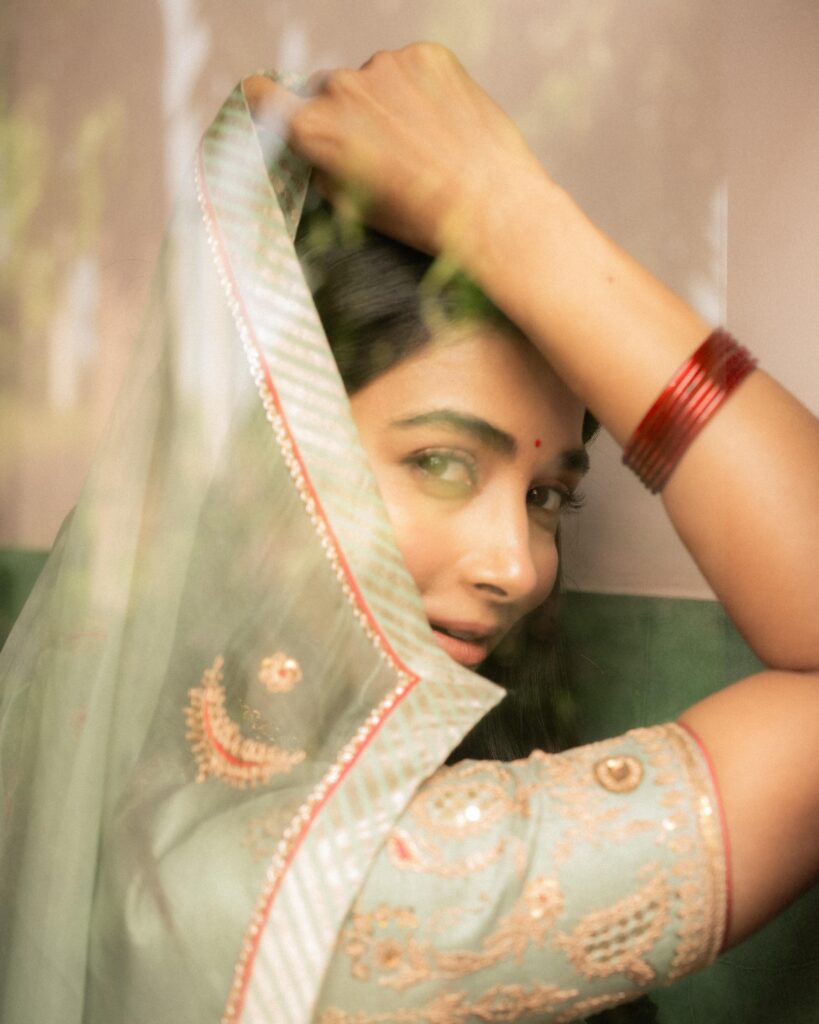 Pooja Hegde : లైట్ కలర్ శారీలో పూజా హెగ్డే సోయగాలు…