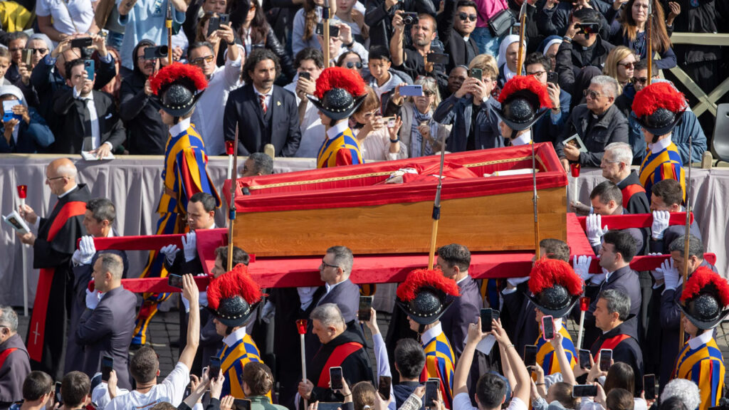 Pope Francis Funeral : సెయింట్ పీట‌ర్స్ స్క్వేర్‌కు పోప్ శ‌వ‌పేటిక‌.. అంత్య‌క్రియ‌ల‌కు 2 ల‌క్ష‌ల మంది హాజ‌రు