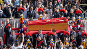 సెయింట్ పీట‌ర్స్ స్క్వేర్‌కు పోప్ శ‌వ‌పేటిక‌.. అంత్య‌క్రియ‌ల‌కు 2 ల‌క్ష‌ల మంది హాజ‌రు