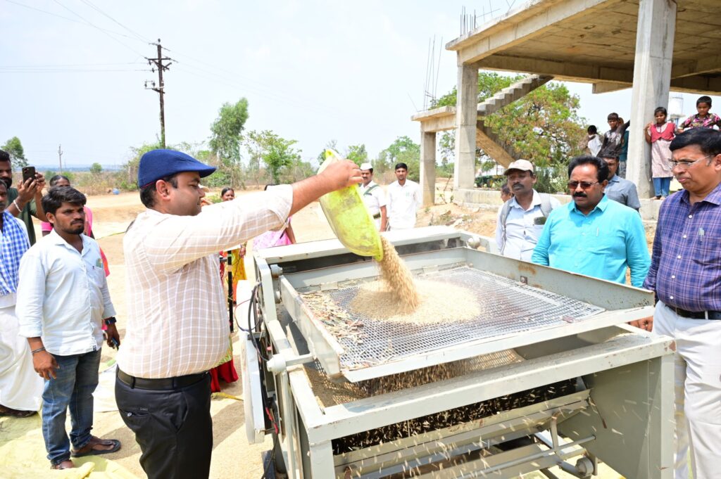 Rahul Raj ధాన్యాన్ని జల్లెడ పట్టిన మెదక్ జిల్లా కలెక్టర్