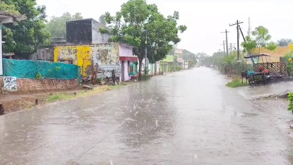 Rain హైదరాబాద్ లో పలు ప్రాంతాల్లో ఈదురు గాలులతో కూడిన వడగండ్ల వాన
