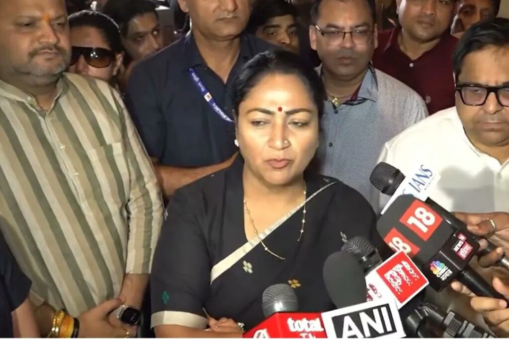 Rekha Gupta : అలా చేస్తే పాఠశాలల రిజిస్ట్రేషన్లు రద్దు చేస్తాం : రేఖా గుప్తా