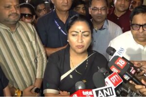 అలా చేస్తే పాఠశాలల రిజిస్ట్రేషన్లు రద్దు చేస్తాం : రేఖా గుప్తా