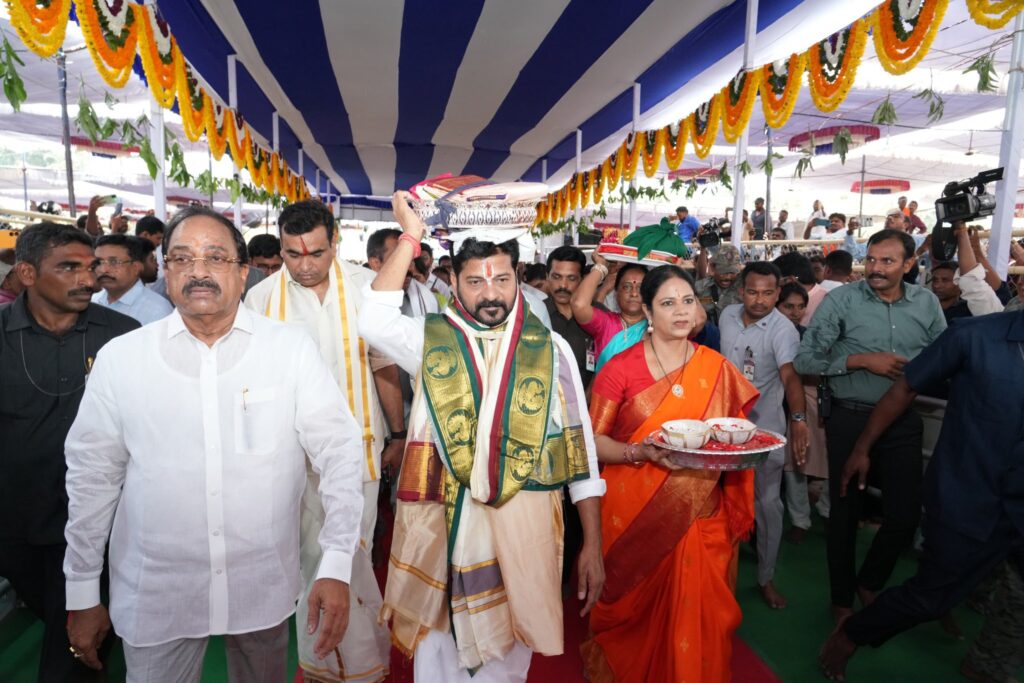 Revanth Reddy : భద్రాచలంలో సీతారాముల కల్యాణం… పట్టువస్త్రాలు సమర్పించిన రేవంత్ రెడ్డి