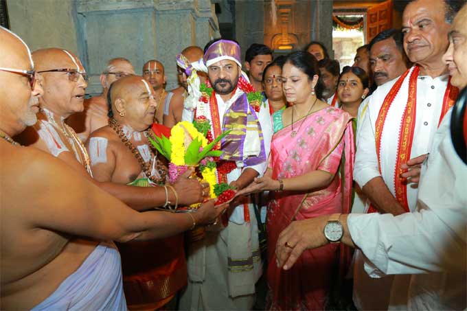 Revanth Reddy భద్రాచలంలో సీతారాముల కల్యాణం పట్టువస్త్రాలు సమర్పించిన రేవంత్ రెడ్డి
