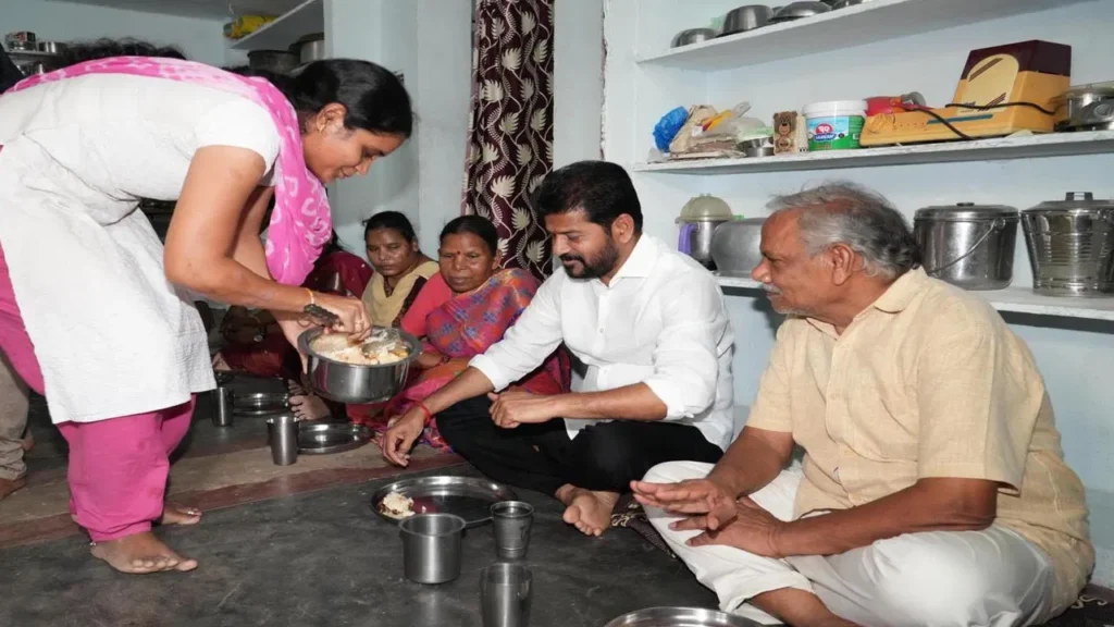 Revanth Reddy సామాన్యుడి ఇంట భోజనం చేసిన రేవంత్ రెడ్డి