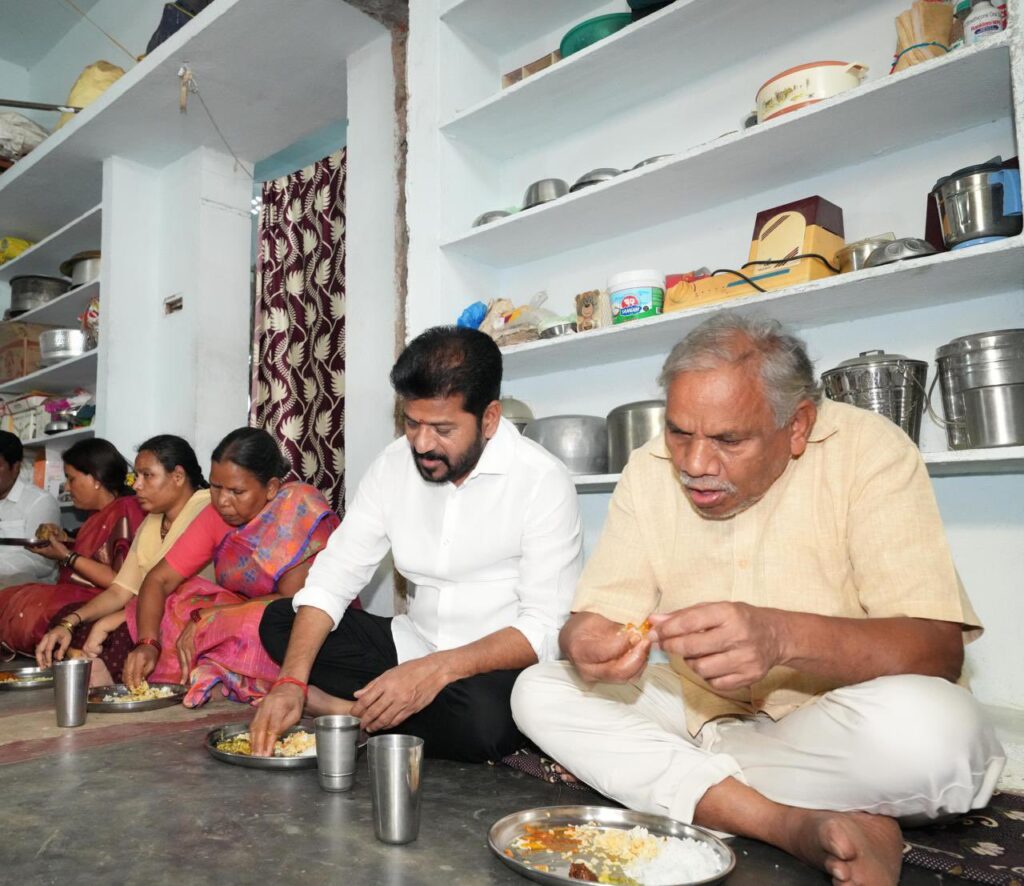 Revanth Reddy : సామాన్యుడి ఇంట భోజనం చేసిన రేవంత్ రెడ్డి