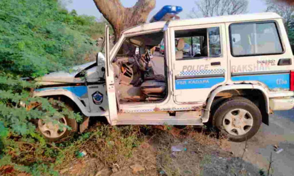 Road Accident : ఒంటిమిట్టలో రోడ్డు ప్రమాదం.. ముగ్గురు దుర్మరణం