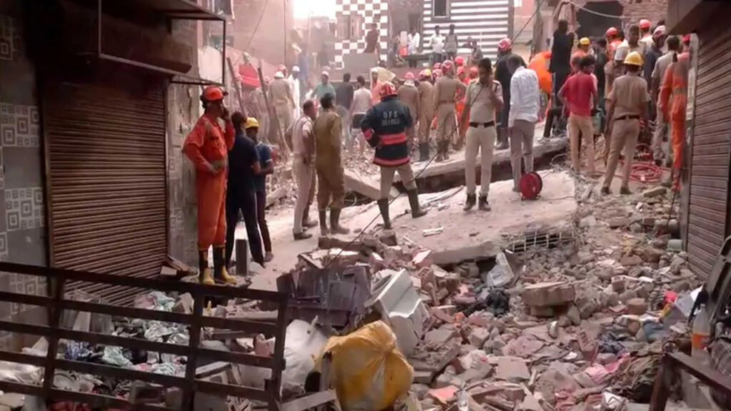 Delhi : కుప్పకూలిన ఆరంతస్తుల భవనం.. నలుగురి మృతి