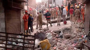 కుప్పకూలిన ఆరంతస్తుల భవనం.. నలుగురి మృతి